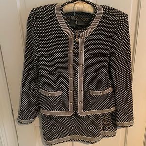 MINT condition St. john’s  womens knit suit (jacket/skirt)